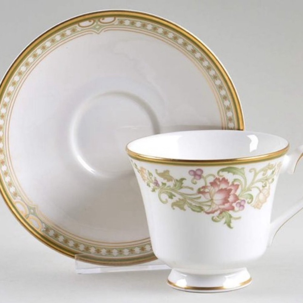 Royal Doulton Set of 8 Teacups and Saucers - Brand New With Tags